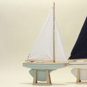 Großes mintgrünes Segelschiff